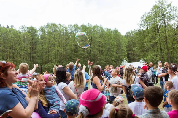 Groupe d'enfants s'amuser avec de grandes bulles de savon — Photo