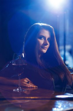 gece kulübünde güzel kadın