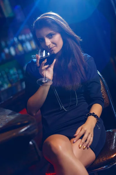 Hezká žena v nočním klubu — Stock fotografie