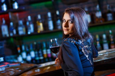 gece kulübünde güzel kadın