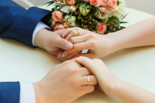 Close-up de mãos de casamento com anéis — Fotografia de Stock