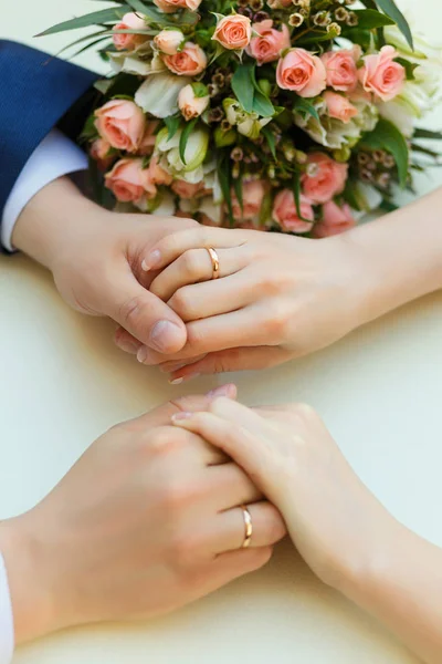 Närbild av bröllop händer med ringar — Stockfoto