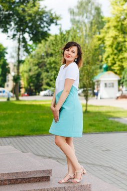 güzel bir genç kadın sokağa poz