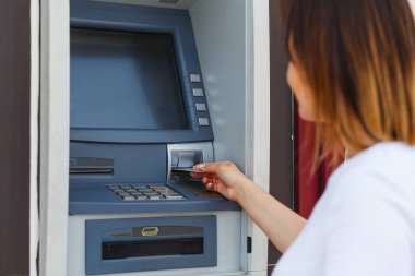 Bir Atm kullanan genç güzel kadın