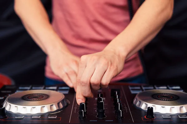 Die Hände des DJs — Stockfoto