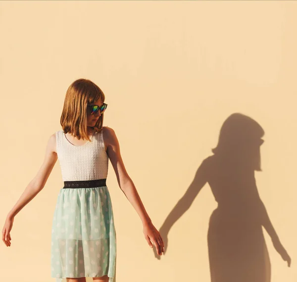 La niña coge la mano de su sombra —  Fotos de Stock