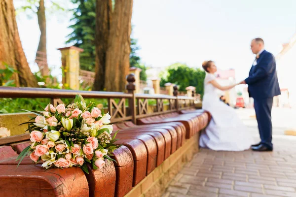 Gelin ve damat ile gelin buketi — Stok fotoğraf