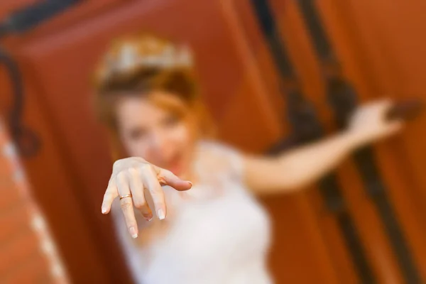 Feliz noiva mostra anel em seu dedo . — Fotografia de Stock