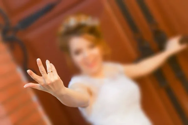 Happy bride shows ring on his finger. — Stock Photo, Image