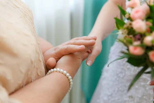 Mamá mantiene a su hija de la mano en el día de la boda . — Foto de Stock