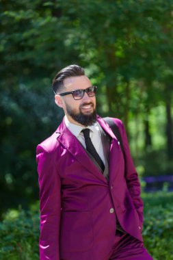 Genç yakışıklı işadamı Sigara