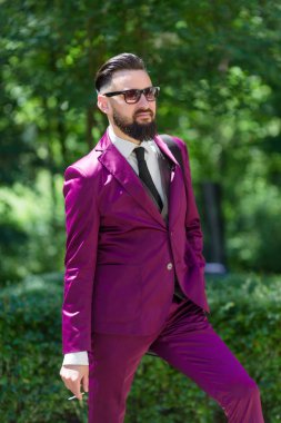 Genç yakışıklı işadamı Sigara