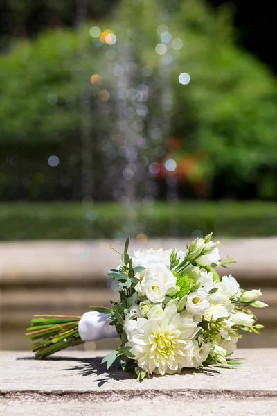 Wedding bouquet on a background spray of the fountain. — Stock Photo, Image