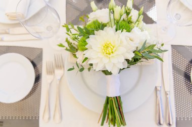 Buket düğün plaka üzerinde yatıyor.