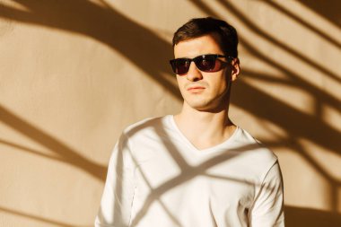 Genç bir adam beyaz aşınmaya