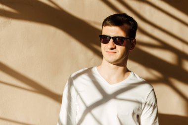 Genç bir adam beyaz aşınmaya