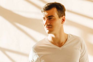 Genç bir adam beyaz aşınmaya