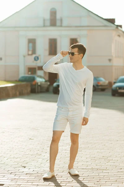Junger schöner Mann in weißer Kleidung — Stockfoto