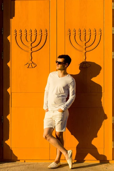 Mladý pohledný muž v bílém oblečení — Stock fotografie