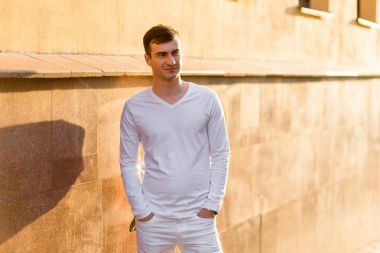 Genç bir adam beyaz aşınmaya