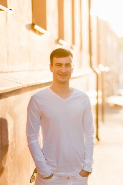 Genç bir adam beyaz aşınmaya