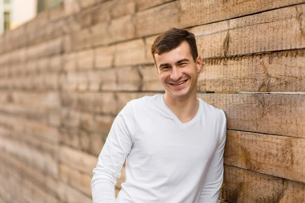 Un jeune homme en tenue blanche — Photo