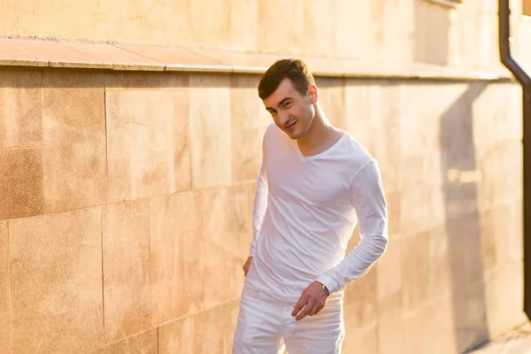 Un joven vestido de blanco —  Fotos de Stock