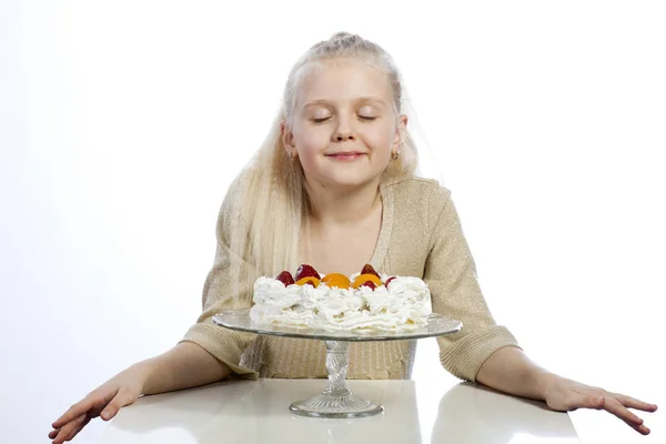 女の子でケーキを食べる — ストック写真