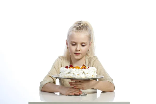 Meisje eet een taart — Stockfoto