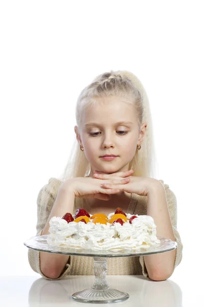 Mädchen isst einen Kuchen — Stockfoto