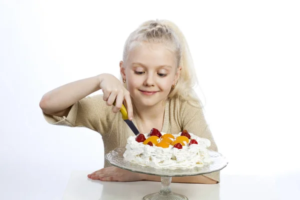 女の子でケーキを食べる — ストック写真