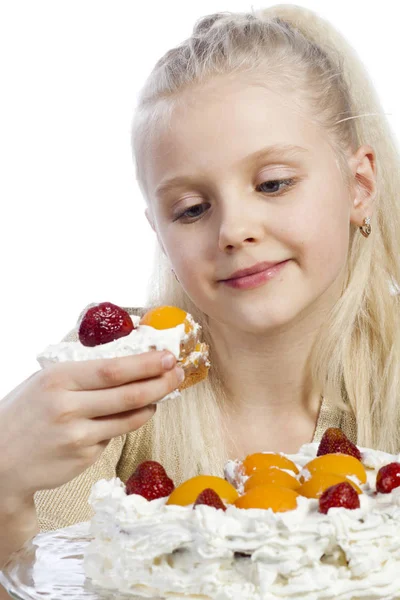 Mädchen isst einen Kuchen — Stockfoto
