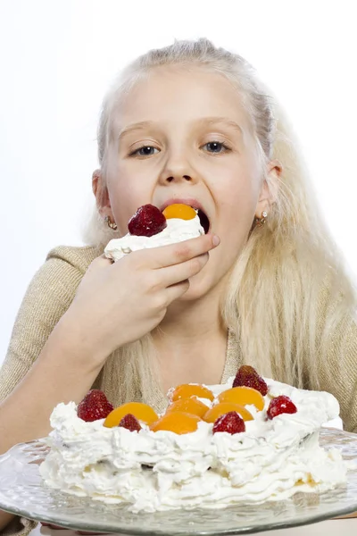 Meisje eet een taart — Stockfoto