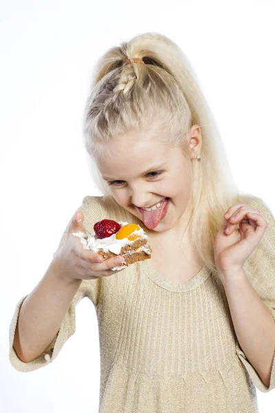 Lány eszik süteményt — Stock Fotó
