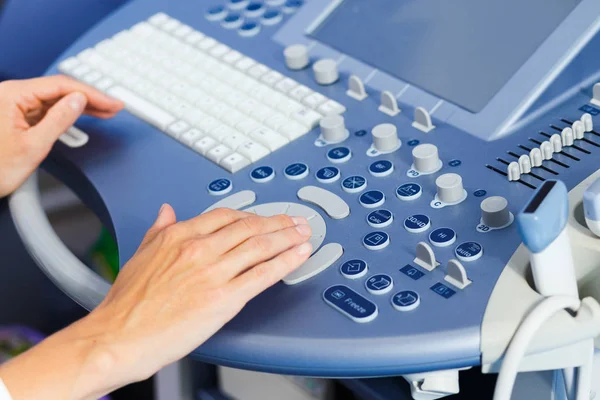 Mani di un medico — Foto Stock