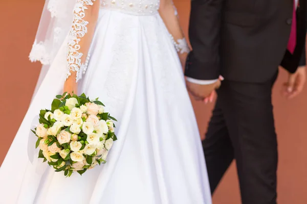 Bruidegom houdt bride's hand — Stockfoto