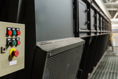 Acil durum düğmesine konveyör