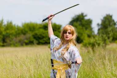 Samuray kız portresi bir kılıç ile