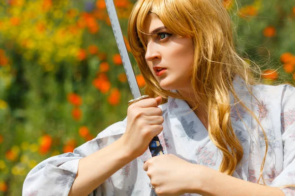 Portrét samuraj dívka s mečem — Stock fotografie
