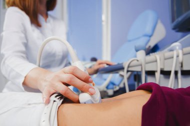 kadın doktor çalışma ultrason inceden inceye gözden geçirmek