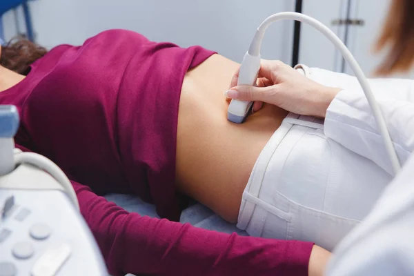 Женщина-врач, выполняющая ультразвуковой сканер — стоковое фото