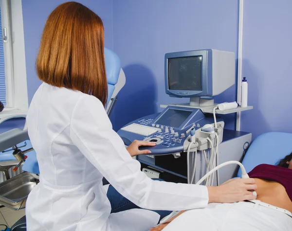 kadın doktor çalışma ultrason inceden inceye gözden geçirmek