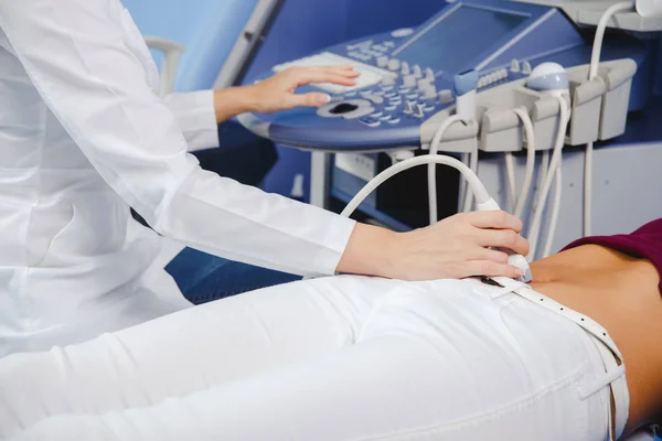 Kvinnliga läkare operativa ultraljud scanner — Stockfoto