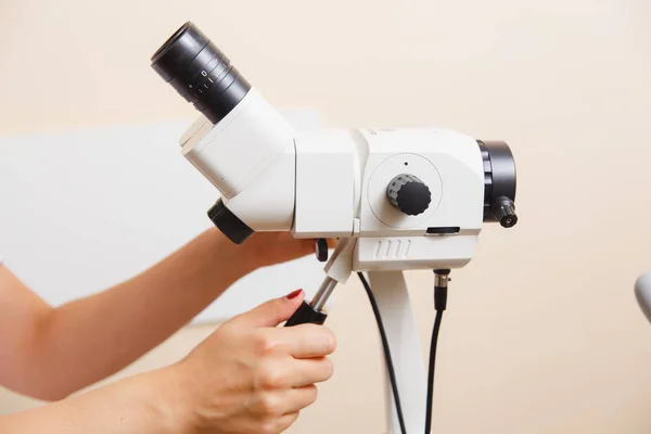Kvinna gynekolog arbetar med colposcope — Stockfoto
