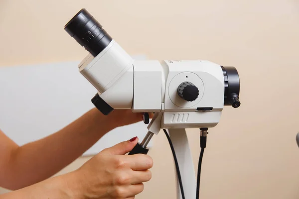 Kvinna gynekolog arbetar med colposcope — Stockfoto