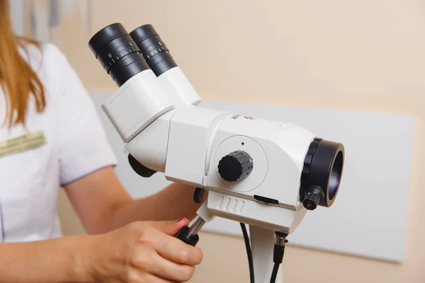 Kvinna gynekolog arbetar med colposcope — Stockfoto