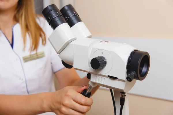 Kvinna gynekolog arbetar med colposcope — Stockfoto