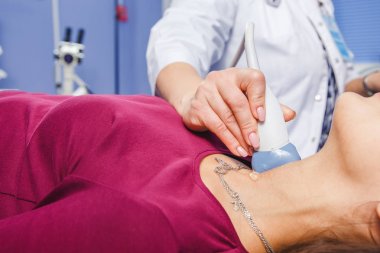 Genç kadının boyun ultrason muayenesi yapması
