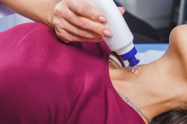 Genç kadının boyun ultrason muayenesi yapması — Stok fotoğraf