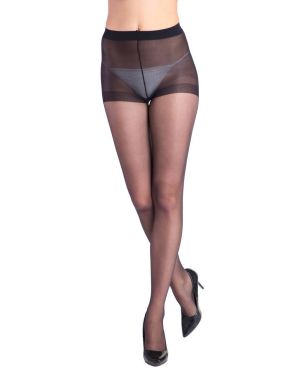 Karanlık tayt giymiş düzgün kadın bacakları